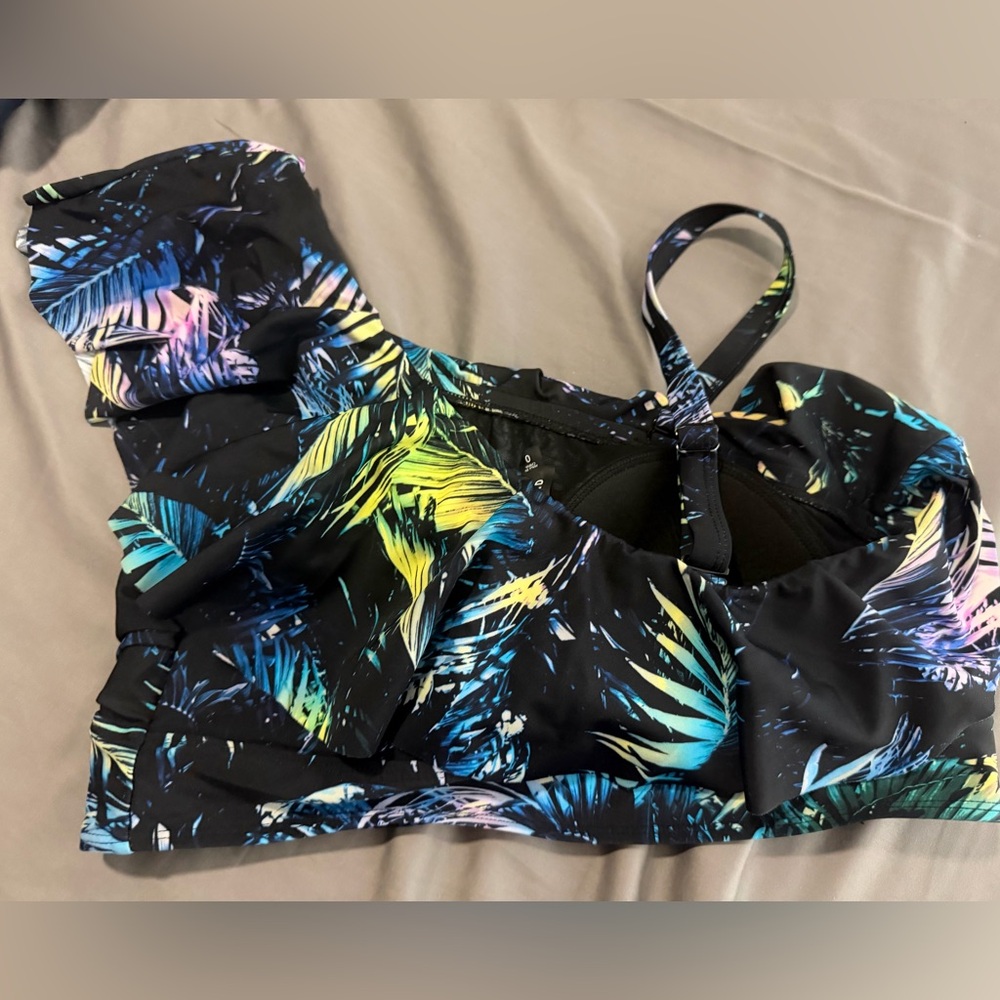 torrid Black One-Shoulder Ruffle Swim Top with Blue and Green Leaf Print Size 0 - Picture 7 of 7